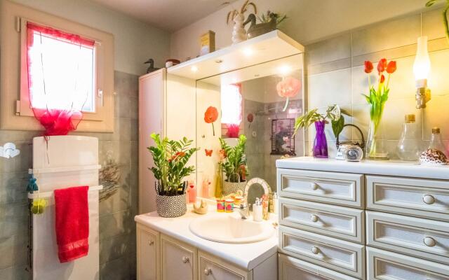 Comfy Holiday Home In Espère With Private Pool