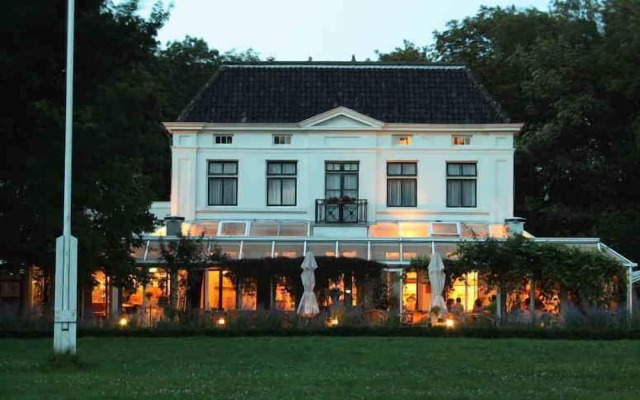 Green White Hotel Restaurant