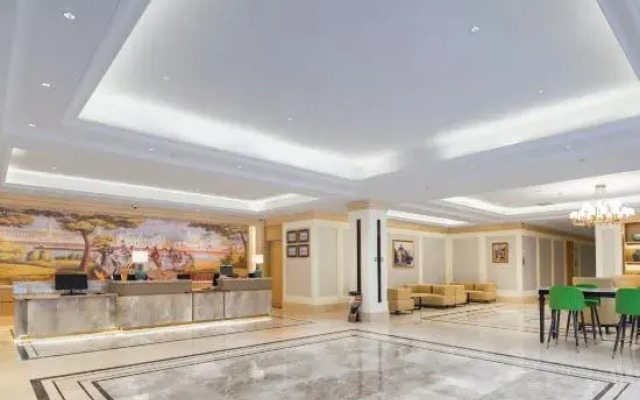 Vienna Hotel (Zhuji Station Baolong Plaza)