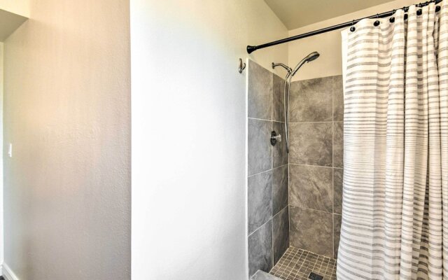 Modern Phoenix Home: Poolside Family Retreat!