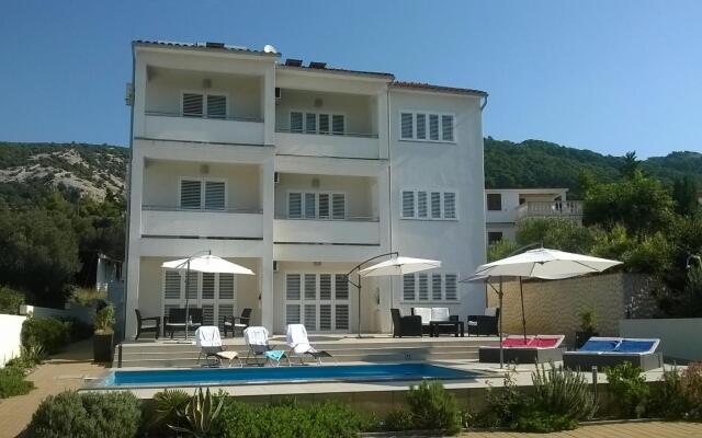 Markle - swimming pool and sunbeds - A5(2+2)