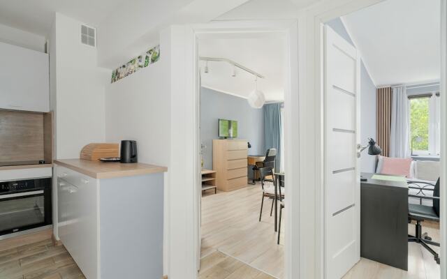 Poznan Apartment With 2 Desks by Renters