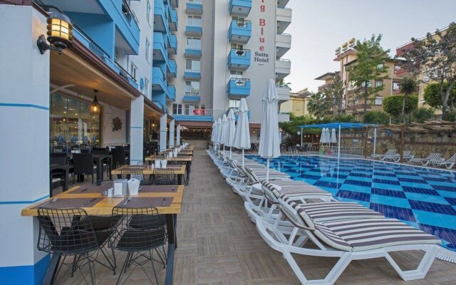 Club Big Blue Suit Hotel