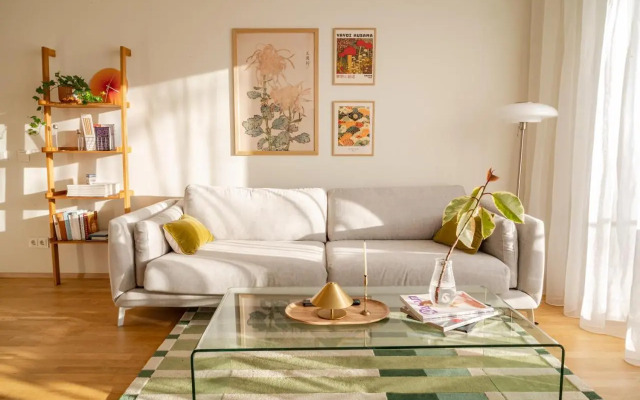 Freshly Renovated Apartment Next To Old Down
