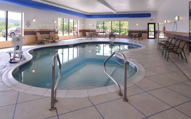 Holiday Inn Express and Suites Fairmont by IHG