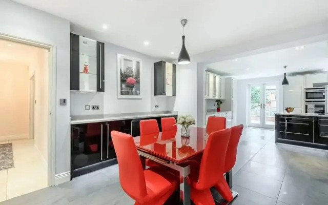 6 Bed House - Sleeps 11 - Pets - Garden - Parking