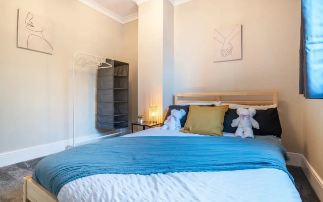 Stylish 3 Bed House-free Parking