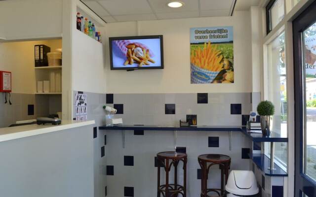 Stylish Thatched Villa with 2 Bathrooms near Giethoorn