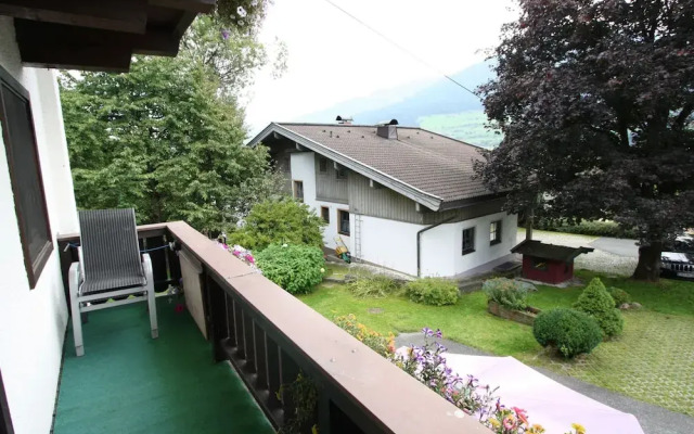 Cozy Apartment in Niedernsill Near Lake