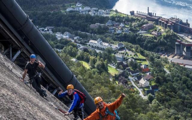 Trolltunga Hotel