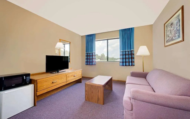 Super 8 by Wyndham Chariton