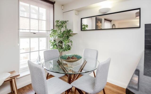 Beautiful Central Windsor Apartment