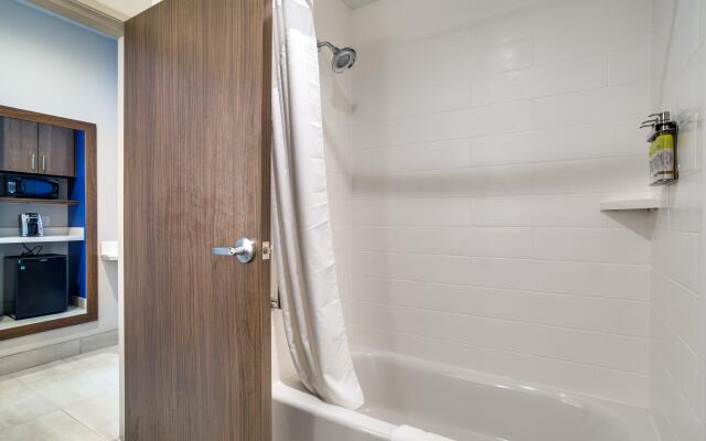 Holiday Inn Express & Suites Denton South by IHG