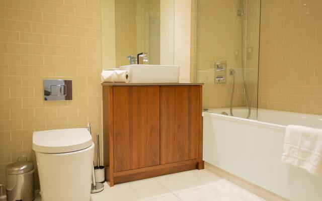 One Bed Apt in Lincoln Plaza, Canary Wharf