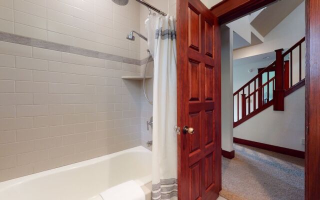 Timbers 15 Private Hot Tub, 2 Car Garage, Washer Dryer, Large Townhouse by RedAwning