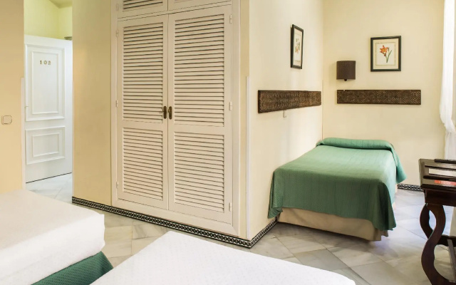 Abril Hotel
