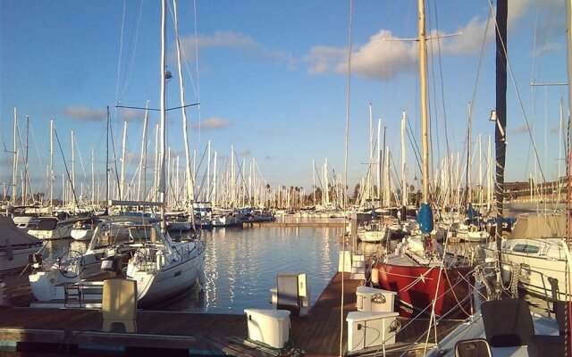 Dockside Yacht Lodging