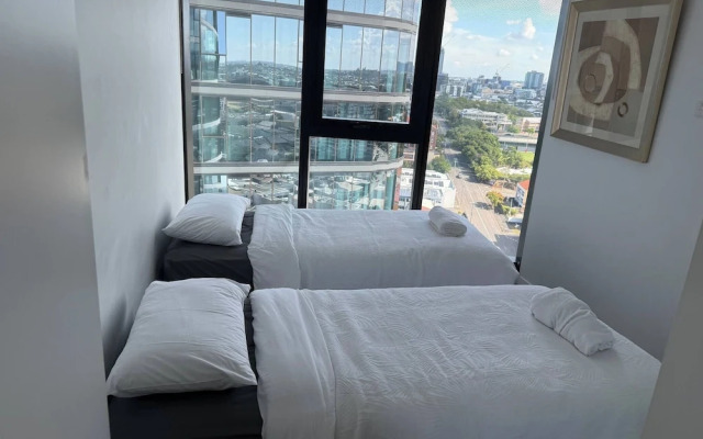 Top Floor Luxury Apartment Rooftop Pool CBD