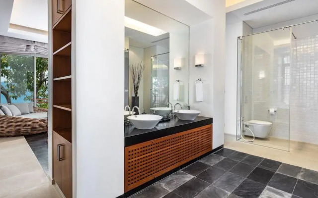 Villa Chelay - Luxury Waterfront Villa