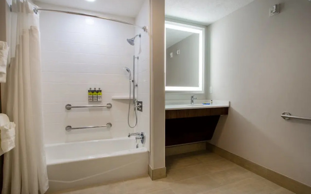 Holiday Inn Express & Suites Deland South