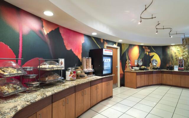 Fairfield Inn & Suites by Marriott State College