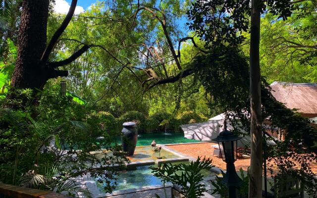 Shangri-La Country Hotel