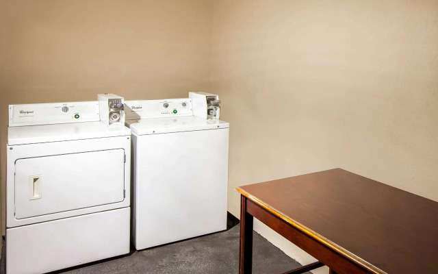 Days Inn by Wyndham Sulphur LA