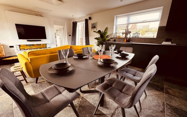 Luxury Adult-only 2-bedroom Bungalow With Hot Tub