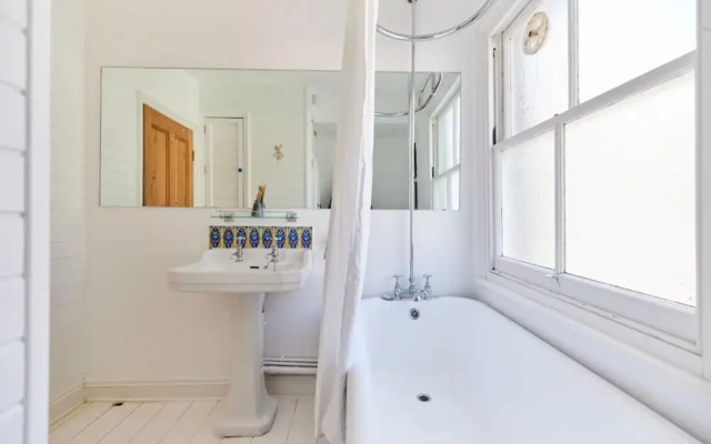 The Hampstead Wonder Spacious 4bdr House With Balcony