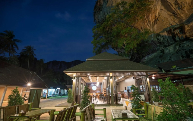 Tonsai Bay Resort