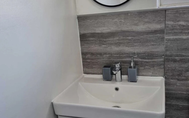 Modern 2-bed Home - Private Garden, Parking & Wifi