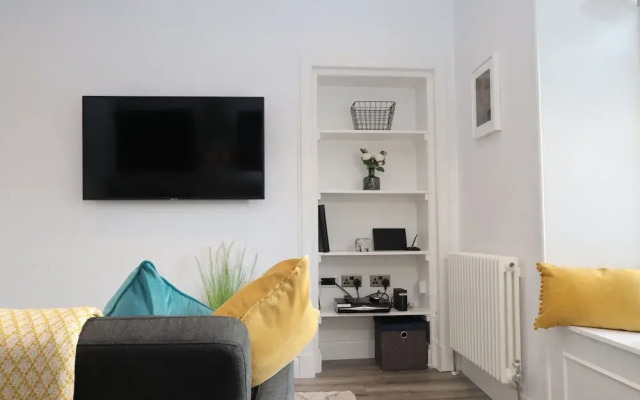 Dollar Apartments at 39