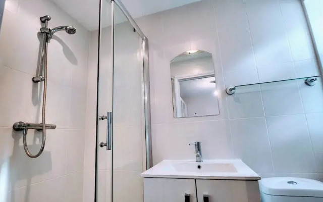 Camberley - 1-bed Annex - Sleeps 2 - Garden