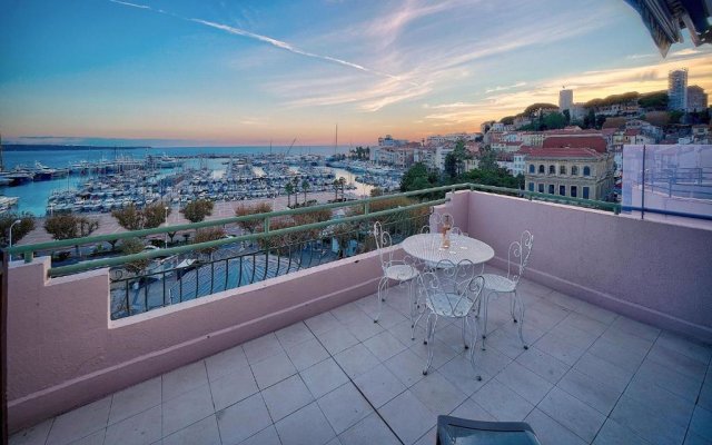 SUPERBE DUPLEX IDEALEMENT SITUE PROCHE PLAGES AVEC GRANDE TERRASSE VUE PORT !l A1B59