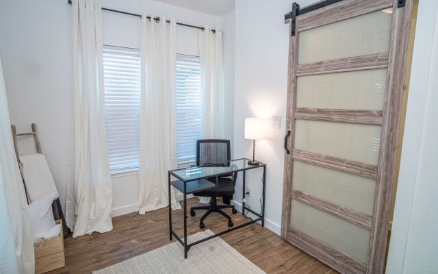 5BR/4BA House Sleeps 20 Downtown