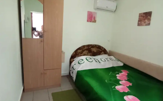 Уютный дворик на Толстого