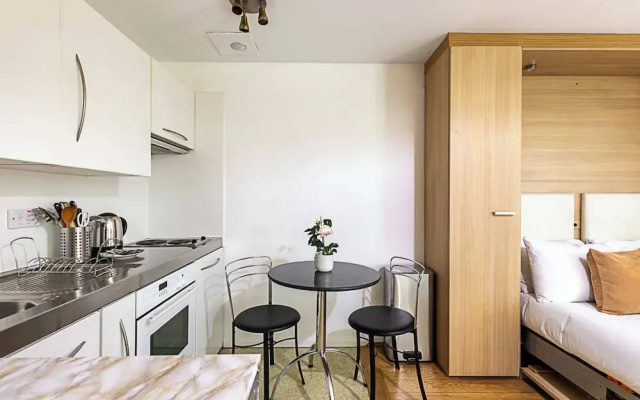 Modern Studio Apartment - St Georges Wharf