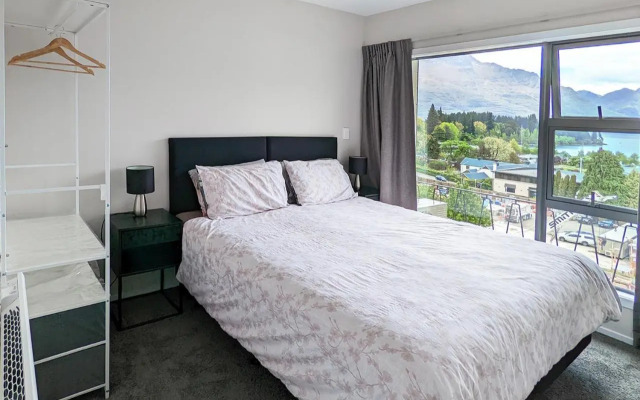 Central Location - 2 Bedroom Aptmt with Lake View