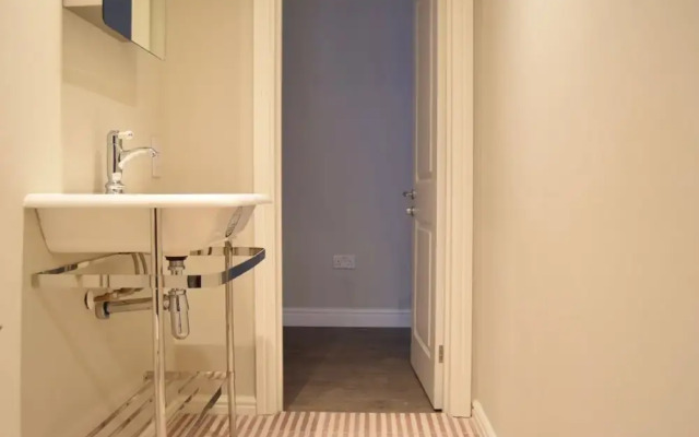 Spacious 1 Bedroom Flat With Garden