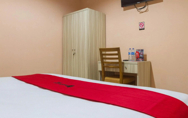 RedDoorz near Istana Plaza 2