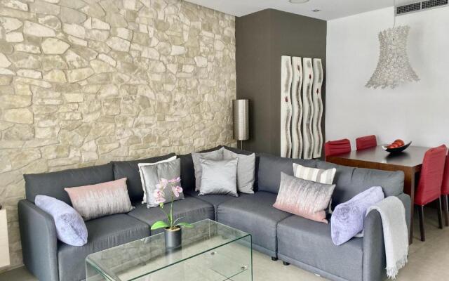 Chic Stylish Apartment with 2 Beds And Roof Terrac