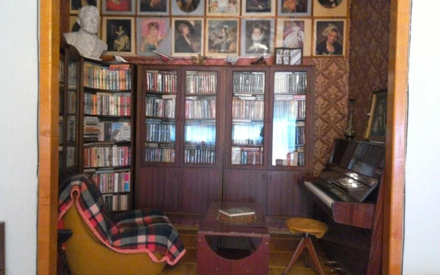 Teatralnaya Ploshchad 12