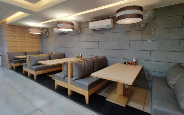 OYO 19453 Hotel Holy Basil