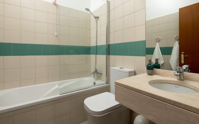 Quarto completamente remodelado e com vista mar.