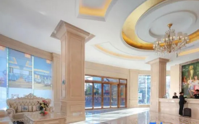 Vienna Hotel (Kunming Baiyun Road Metro Station Jiang'an)