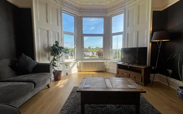 A Spacious Flat with Character - Private Car Space