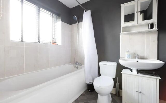 Large 5-bed House in Leeds/ Fits 10/free Parking/