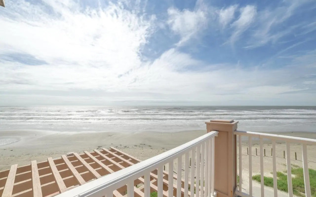 Oceanfront Galveston Beach House: Steps to Sand!