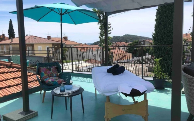 Boutique Triple House With Garden & Roof Terrace