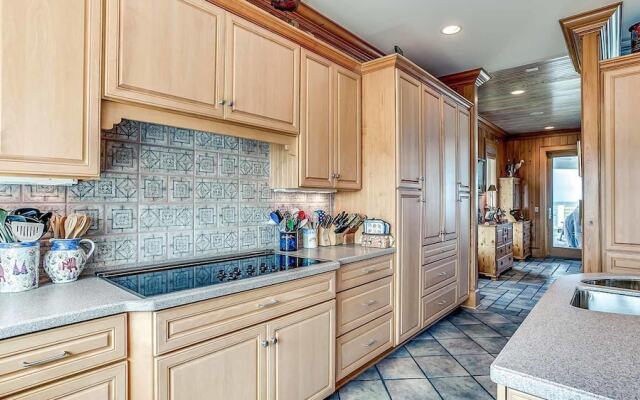 The Boat - 8 Br Home